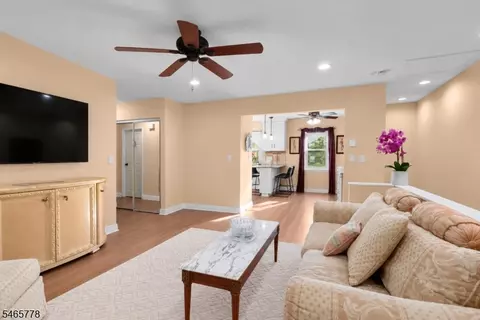 Entry Way - 49 Knox Ter #2A, Wayne, NJ 07470 photo 1 of 5
