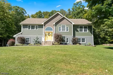 1036 Scenic Dr, Oak Ridge, NJ 07438