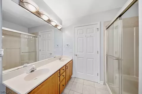 Bath - 18 Cornerstone Dr, Hackettstown, NJ 07840 photo 2 of 5