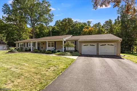5 Beech Dr, Morris Plains, NJ 07950
