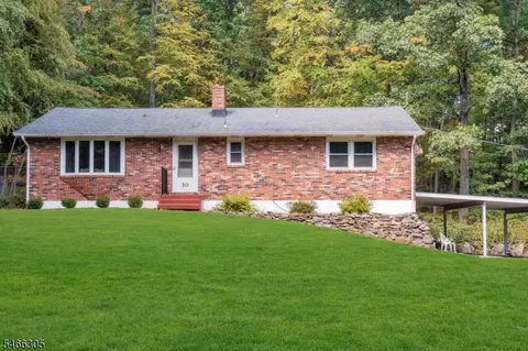 30 Summerfield Rd, Belvidere, NJ 07823
