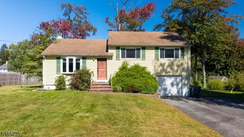 3 Locust Dr, Morris Plains, NJ 07950