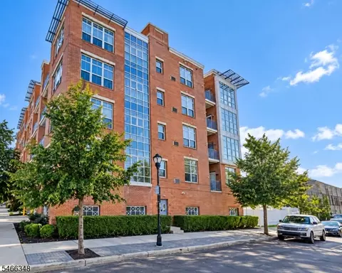 3 Greenwich Dr #84, Jersey City, NJ 07305