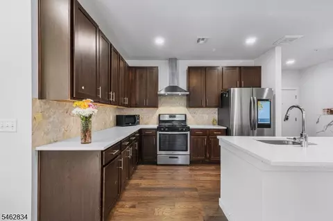 724 Lorhan Dr, Piscataway, NJ 08854