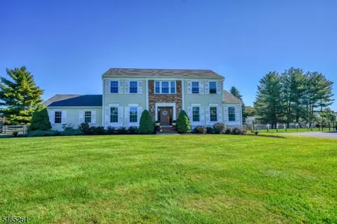 8 Elm Ct, Long Valley, NJ 07853