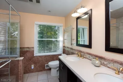 Bath - 5 Eton Ct, Bedminster, NJ 07921 photo 2 of 3