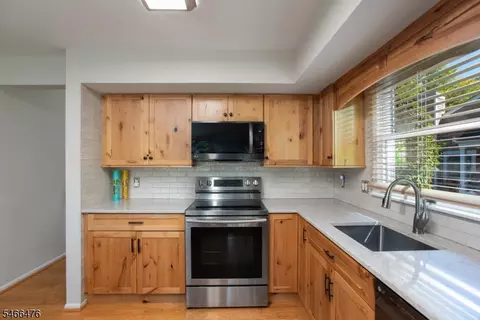 Kitchen - 5 Eton Ct, Bedminster, NJ 07921 photo 2 of 2