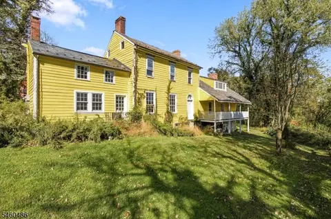 64 Bloomsbury Rd, Asbury, NJ 08802