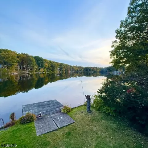 54 Horseshoe Dr, Oak Ridge, NJ 07438