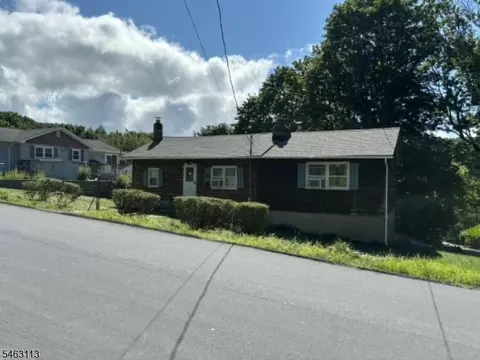 34 Hillside Ave, Stockholm, NJ 07460
