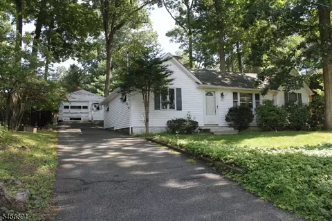124 New Jersey Ave, Lake Hopatcong, NJ 07849