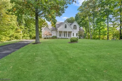 43 Stonehedge Dr, Stockholm, NJ 07460