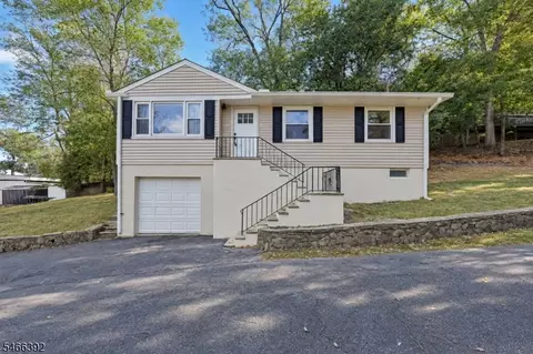 15 Hillside Ave, Hopatcong, NJ 07843