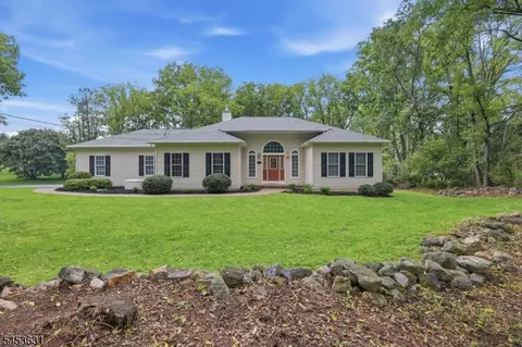 29 Tamarack Rd, Belvidere, NJ 07823