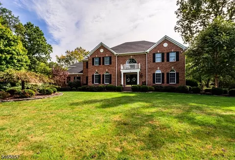 8 Fawn Hill Ct, Randolph, NJ 07869