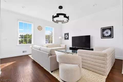 18 Parkside Ln, Teaneck, NJ 07666