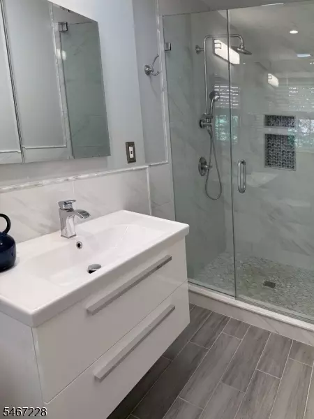 Bath - 9 Harrison Ct, Summit, NJ 07901 photo 1 of 5