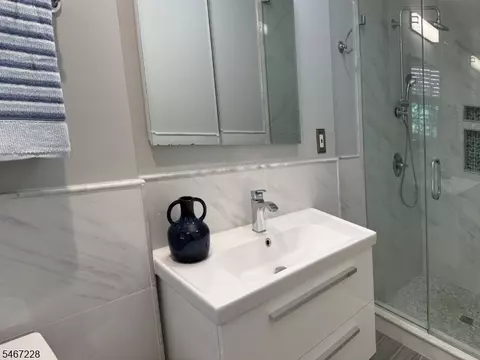 Bath - 9 Harrison Ct, Summit, NJ 07901 photo 2 of 5