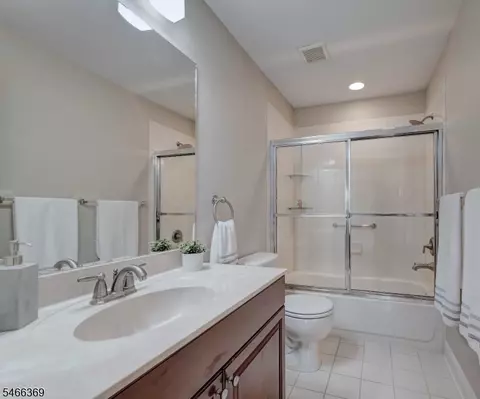Bath - 38 Eggers Ct, Summit, NJ 07901 photo 4 of 5