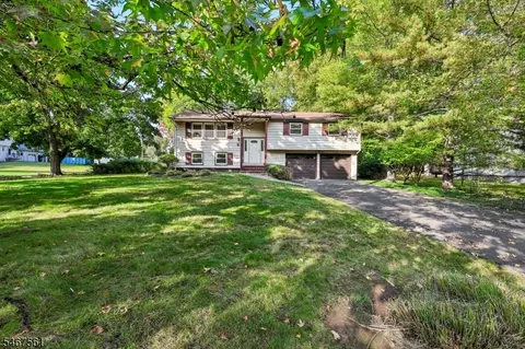 7 Tanglewood Dr, Livingston, NJ 07039