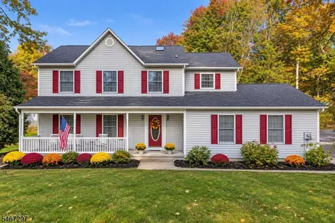 41 Woodside Dr, Glen Gardner, NJ 08826