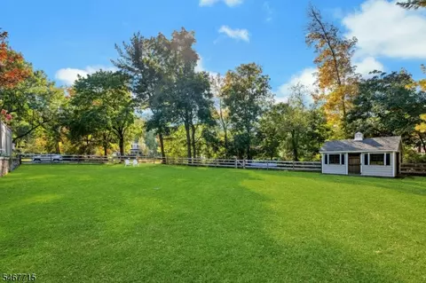 Exterior - 2 Mansfield Ct, Mendham, NJ 07945 photo 2 of 3