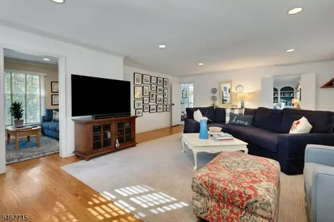 Living - 2 Mansfield Ct, Mendham, NJ 07945 photo 2 of 3