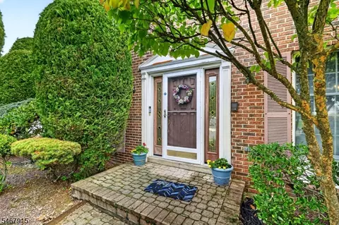13 Drexel Hill Dr, Kendall Park, NJ 08824