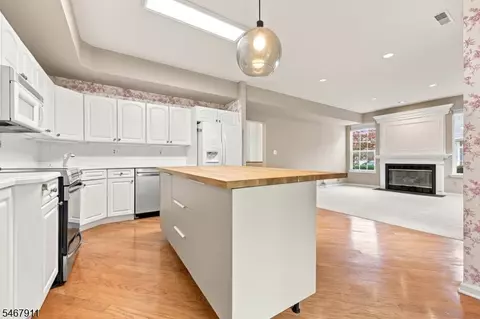 16 Mulberry Ln, Mount Arlington, NJ 07856