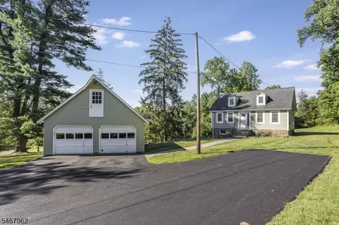 16 Chester Pl, Chester, NJ 07930
