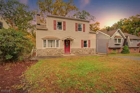 7 Redwood Ln, Lake Hopatcong, NJ 07849