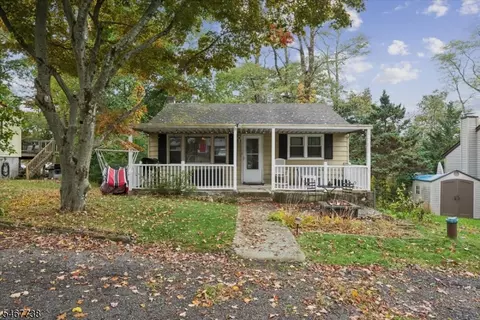 8 Center St, Stanhope, NJ 07874