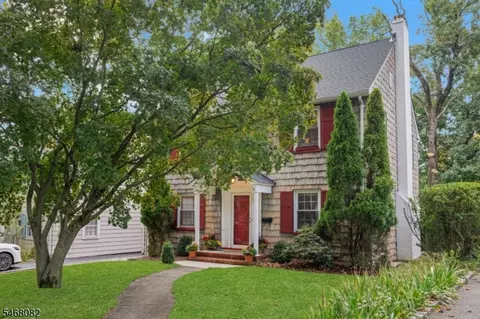 17 Howard St, Verona, NJ 07044