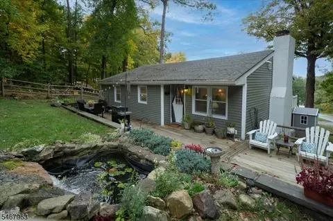 8 Lake View Dr S, Hamburg, NJ 07419