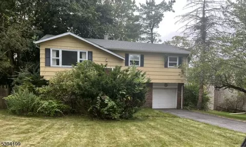 8 Windsor Ave, Hopatcong, NJ 07843