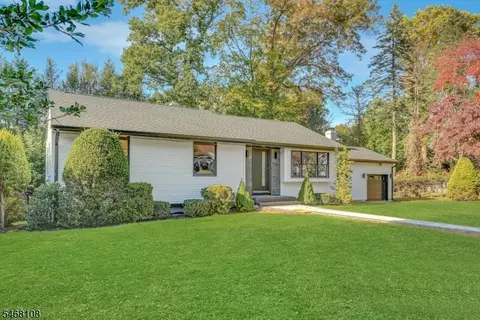 516 Harriet Pl, Franklin Lakes, NJ 07417