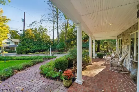 28 Parker Pl, Upper Saddle River, NJ 07458