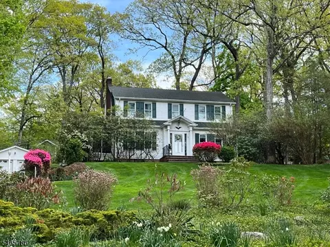 5 Upland Way, Verona, NJ 07044
