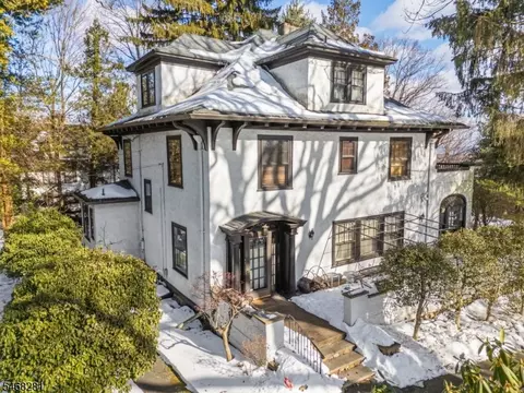 18 Hillcrest Rd, Mountain Lakes, NJ 07046