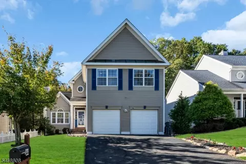 44 Plantation Rd, Whitehouse Station, NJ 08889