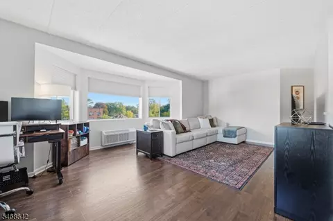 Living - 290 Anderdon St #4N, Hackensack, NJ 07601 photo 1 of 3