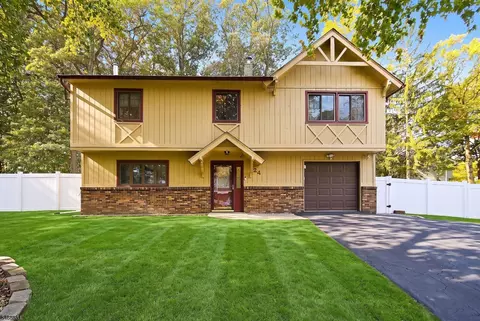 24 Mead Rd, Hopatcong, NJ 07843