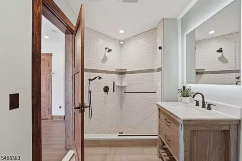 Bath - 87 Jackson Ave, Wayne, NJ 07470 photo 4 of 6