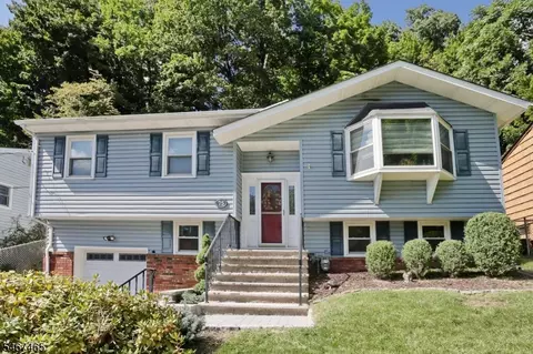 75 Hiawatha Blvd, Oakland, NJ 07436