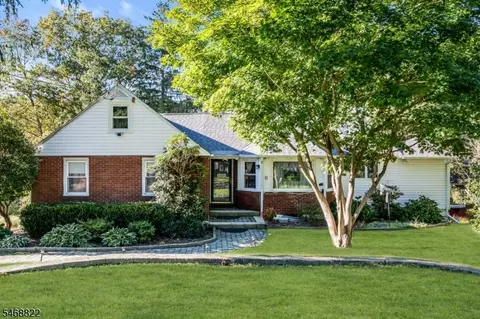 8 Lakeview Ct, Oak Ridge, NJ 07438