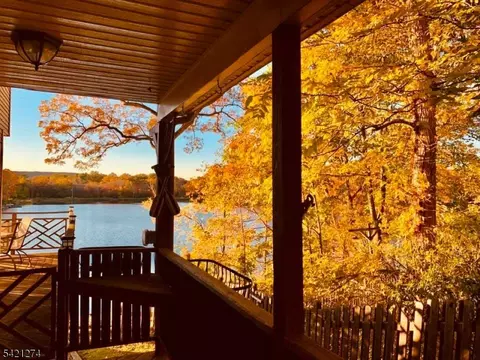 95 Wildwood Rd, Oak Ridge, NJ 07438