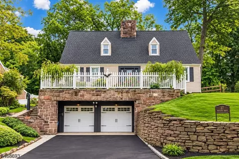 37 Wayland Dr, Verona, NJ 07044