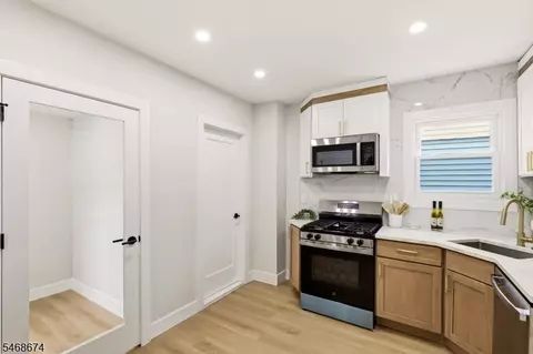 Entry Way - 62 Unity Ave, Newark, NJ 07106 photo 3 of 5