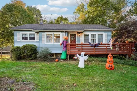 9 Ridgeview Ct, Stockholm, NJ 07460