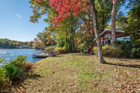 389 Cupsaw Dr, Ringwood, NJ 07456